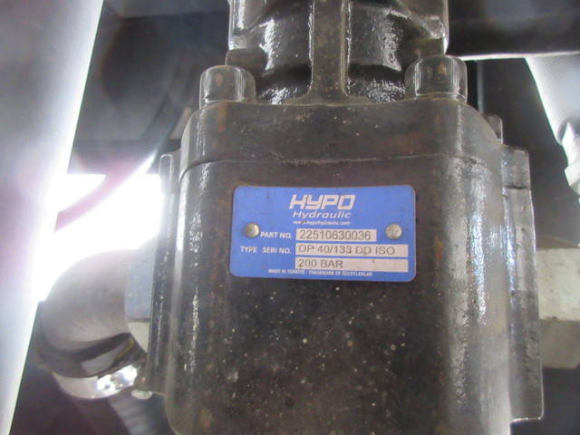 UDトラックスクオントレーラーヘッド（トラクターヘッド）大型（10t）[写真16]