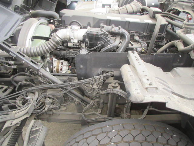 UDトラックスクオントレーラーヘッド（トラクターヘッド）大型（10t）[写真23]