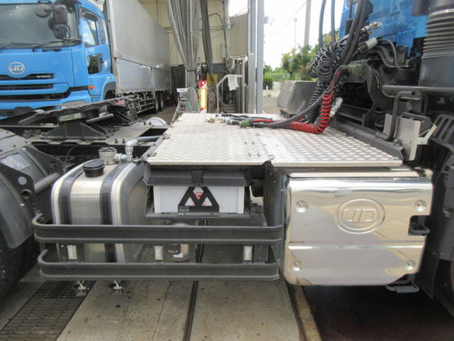UDトラックスクオントレーラーヘッド（トラクターヘッド）大型（10t）[写真07]