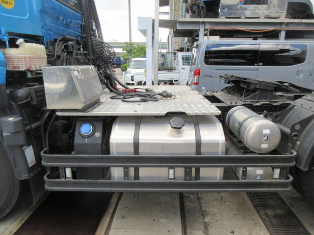 UDトラックスクオントレーラーヘッド（トラクターヘッド）大型（10t）[写真08]