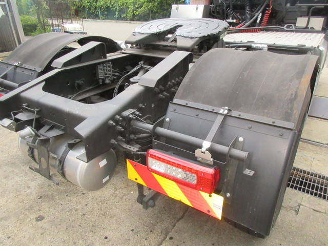 UDトラックスクオントレーラーヘッド（トラクターヘッド）大型（10t）[写真09]