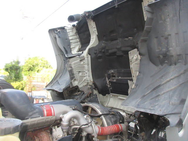 UDトラックスクオントレーラーヘッド（トラクターヘッド）大型（10t）[写真22]