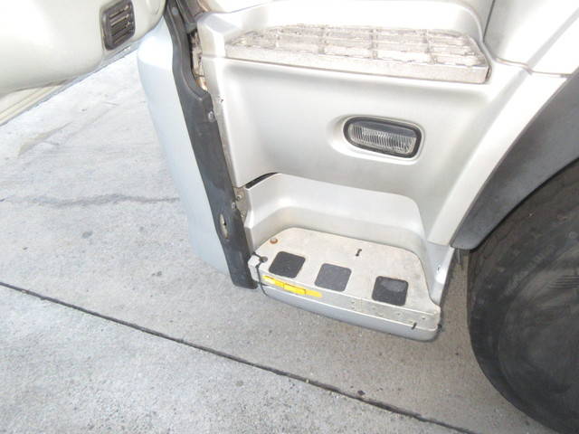 UDトラックスクオントレーラーヘッド（トラクターヘッド）大型（10t）[写真25]