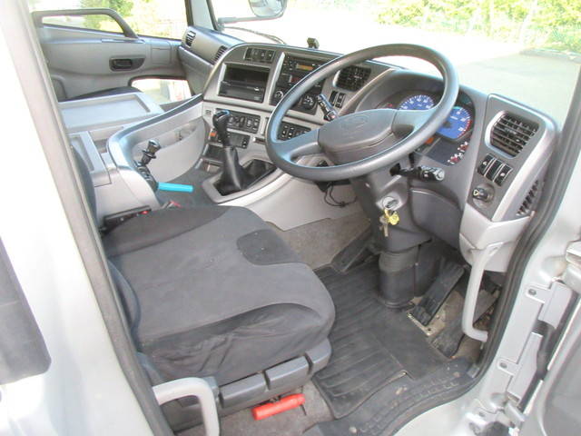 UDトラックスクオントレーラーヘッド（トラクターヘッド）大型（10t）[写真30]