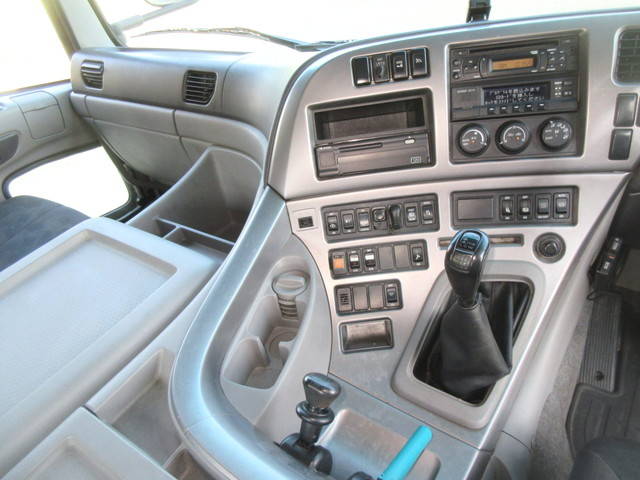 UDトラックスクオントレーラーヘッド（トラクターヘッド）大型（10t）[写真31]