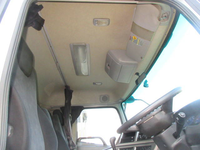 UDトラックスクオントレーラーヘッド（トラクターヘッド）大型（10t）[写真32]