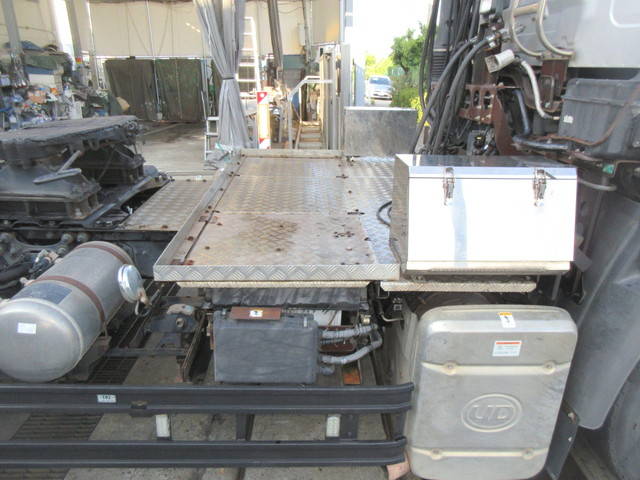 UDトラックスクオントレーラーヘッド（トラクターヘッド）大型（10t）[写真07]