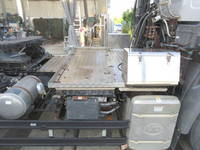 UDトラックスクオントレーラーヘッド（トラクターヘッド）大型（10t）[写真08]