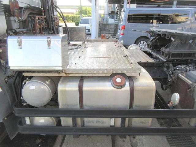 UDトラックスクオントレーラーヘッド（トラクターヘッド）大型（10t）[写真08]