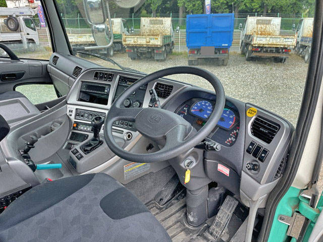 UDトラックスクオントレーラーヘッド（トラクターヘッド）大型（10t）[写真17]