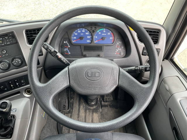 UDトラックスクオントレーラーヘッド（トラクターヘッド）大型（10t）[写真18]