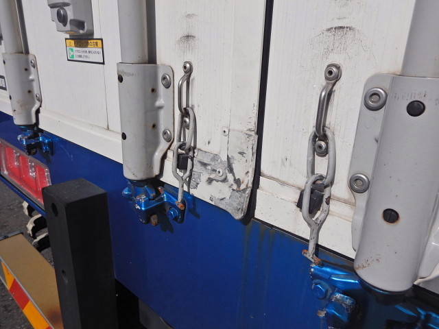 いすゞギガアルミウイング大型（10t）[写真29]