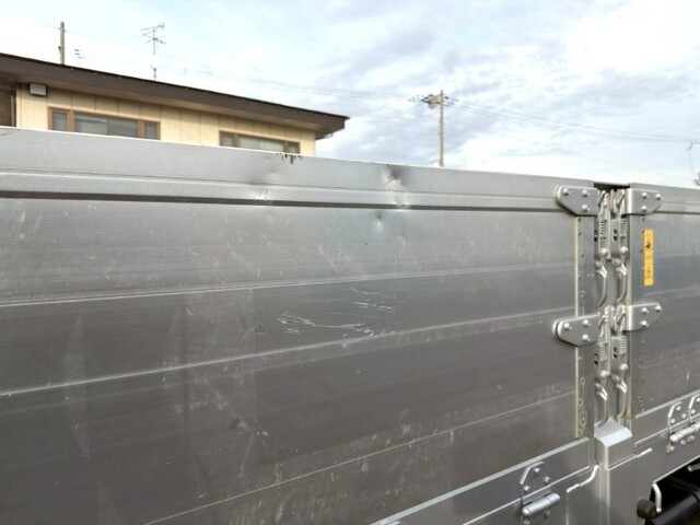 UDトラックスクオンアルミブロック大型（10t）[写真16]