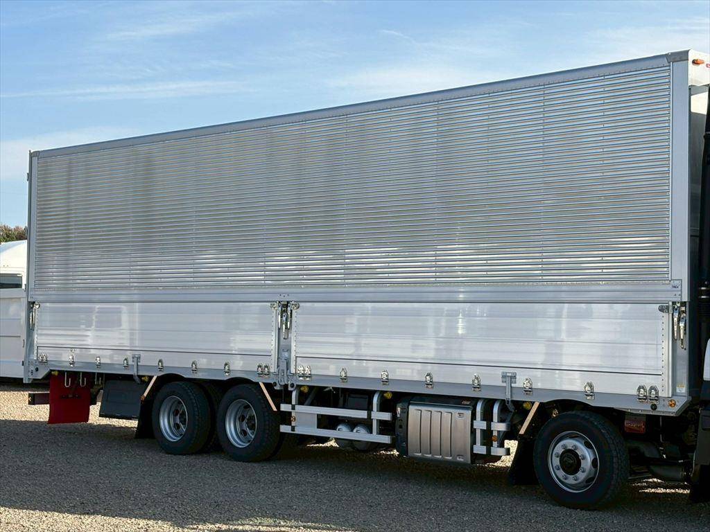 三菱ふそうスーパーグレートアルミウイング大型（10t）[写真05]