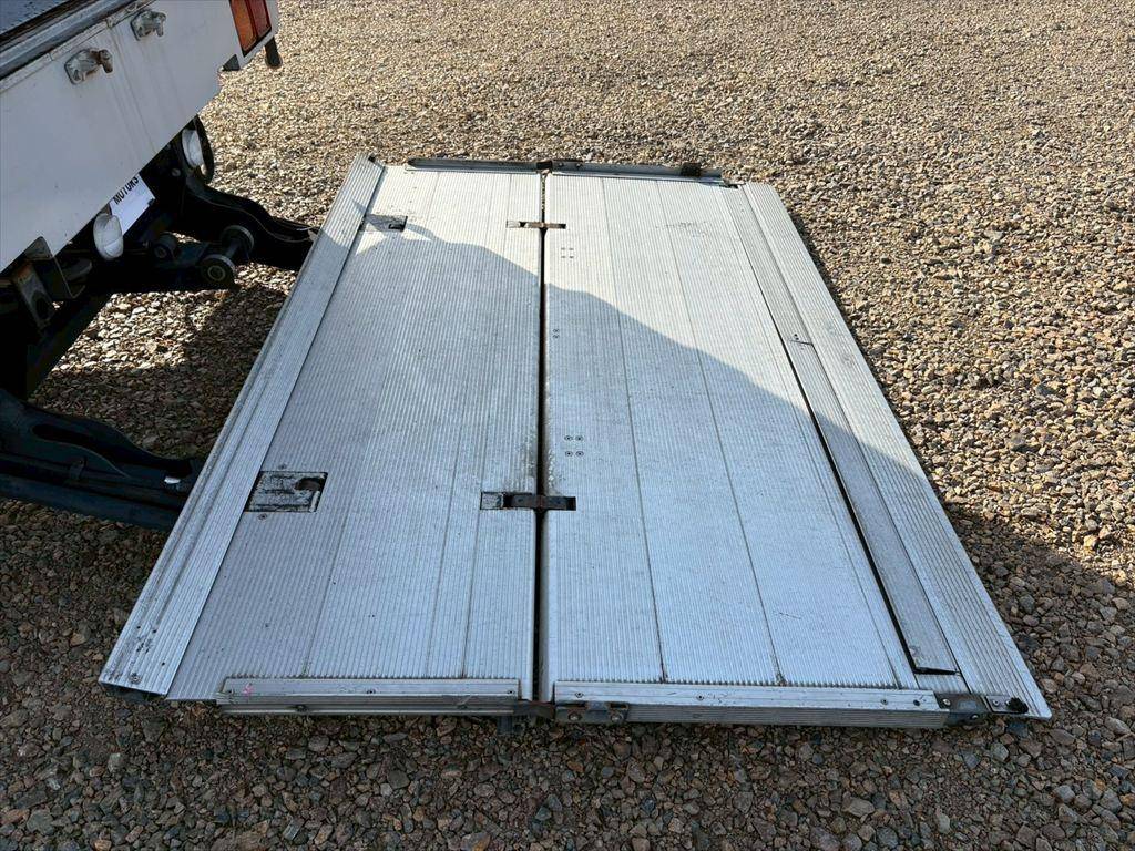 いすゞフォワードアルミウイング中型（4t）[写真12]