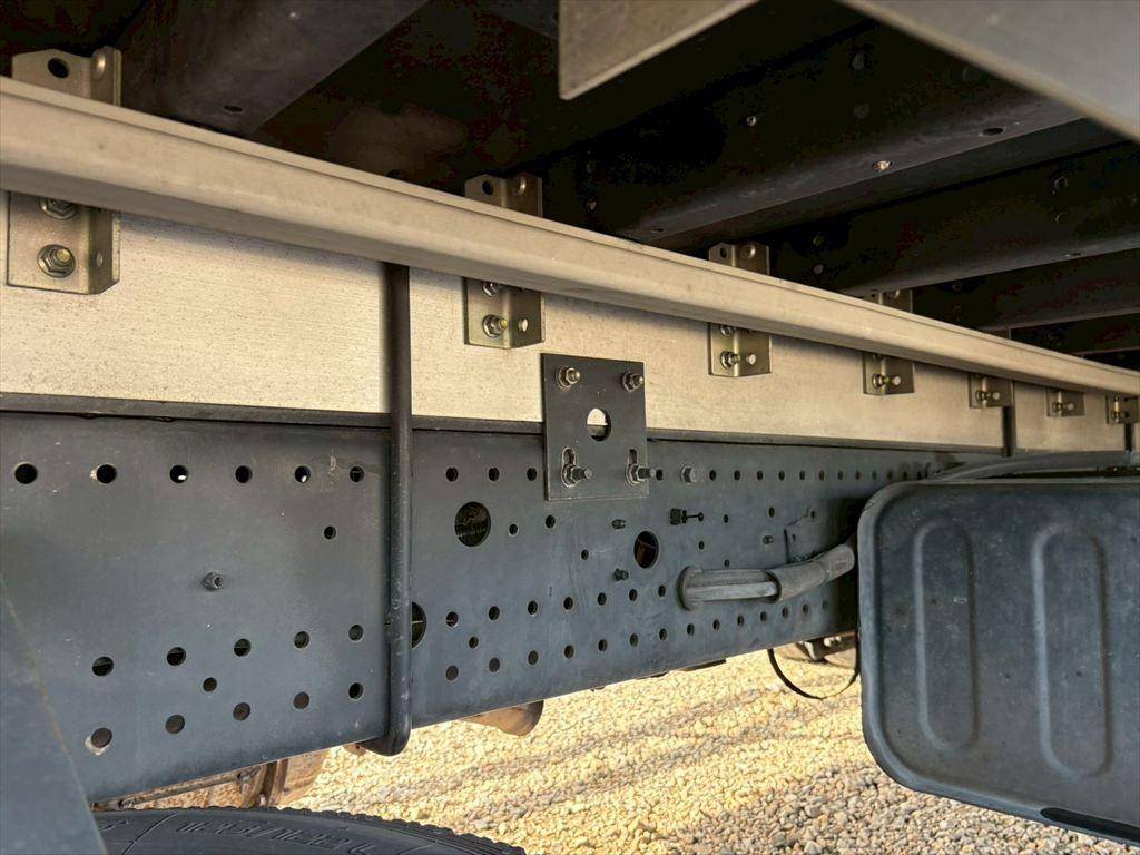 いすゞフォワードアルミウイング中型（4t）[写真15]