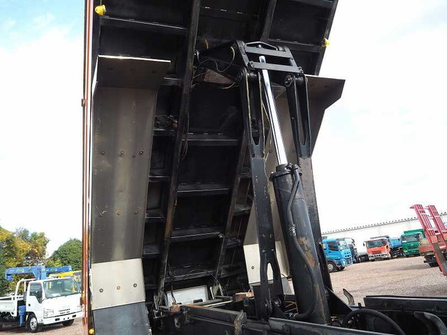 三菱ふそうスーパーグレートダンプ大型（10t）[写真17]