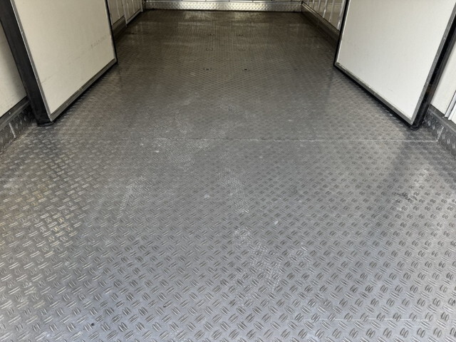 いすゞエルフ冷凍車（冷蔵車）小型（2t・3t）[写真15]