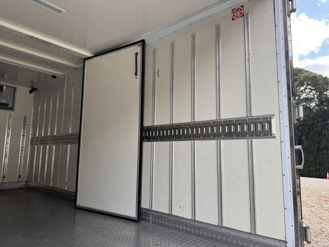 いすゞエルフ冷凍車（冷蔵車）小型（2t・3t）[写真18]