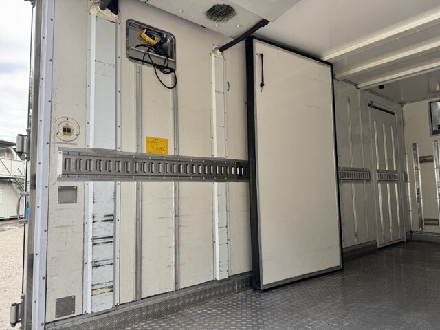 いすゞエルフ冷凍車（冷蔵車）小型（2t・3t）[写真19]