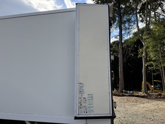 いすゞエルフ冷凍車（冷蔵車）小型（2t・3t）[写真08]