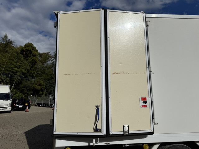 いすゞエルフ冷凍車（冷蔵車）小型（2t・3t）[写真09]
