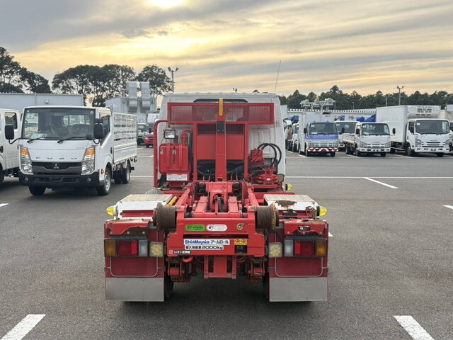 いすゞエルフコンテナ専用車小型（2t・3t）[写真08]