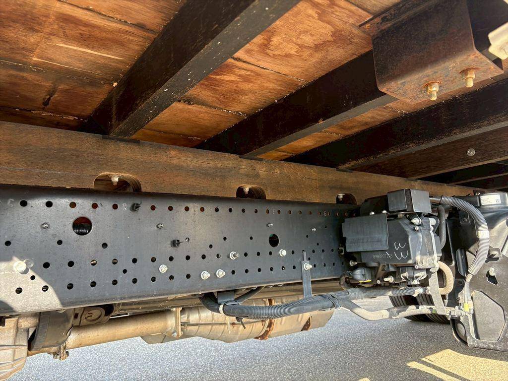 いすゞフォワード平ボディ中型（4t）[写真13]