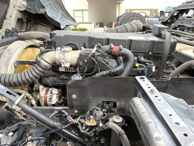 UDトラックスクオントレーラーヘッド（トラクターヘッド）大型（10t）[写真12]