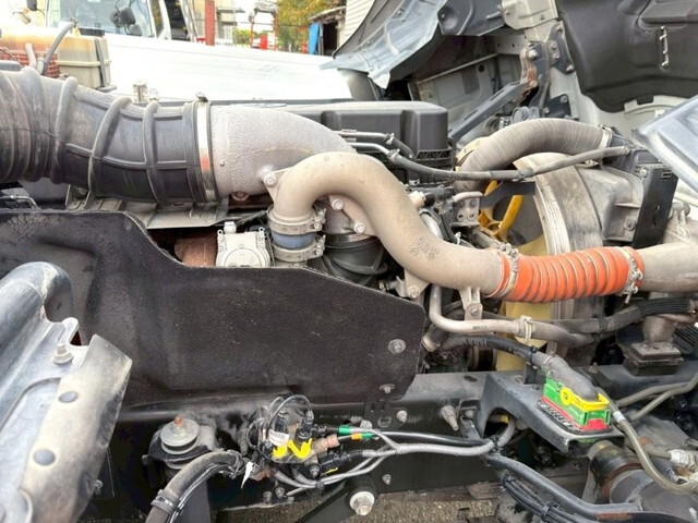 UDトラックスクオントレーラーヘッド（トラクターヘッド）大型（10t）[写真13]