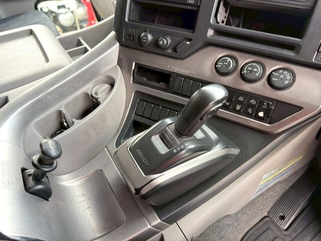 UDトラックスクオントレーラーヘッド（トラクターヘッド）大型（10t）[写真17]