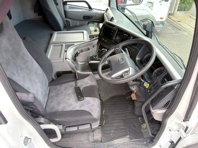 UDトラックスクオントレーラーヘッド（トラクターヘッド）大型（10t）[写真18]