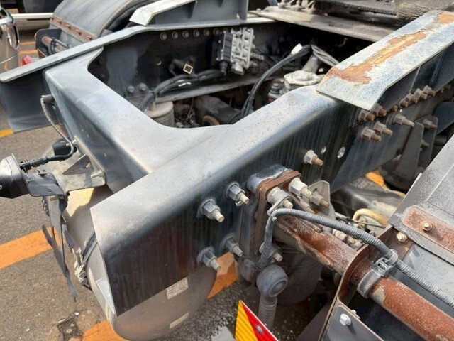 UDトラックスクオントレーラーヘッド（トラクターヘッド）大型（10t）[写真07]