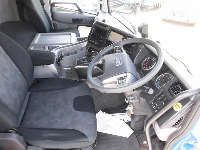 UDトラックスクオントレーラーヘッド（トラクターヘッド）大型（10t）[写真16]