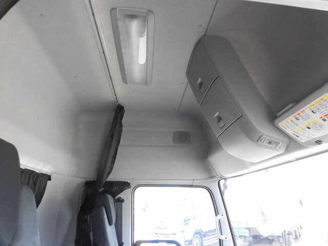 UDトラックスクオントレーラーヘッド（トラクターヘッド）大型（10t）[写真18]