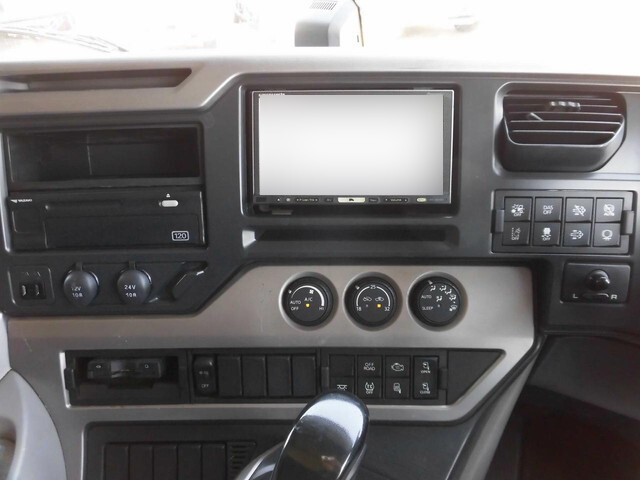 UDトラックスクオントレーラーヘッド（トラクターヘッド）大型（10t）[写真21]