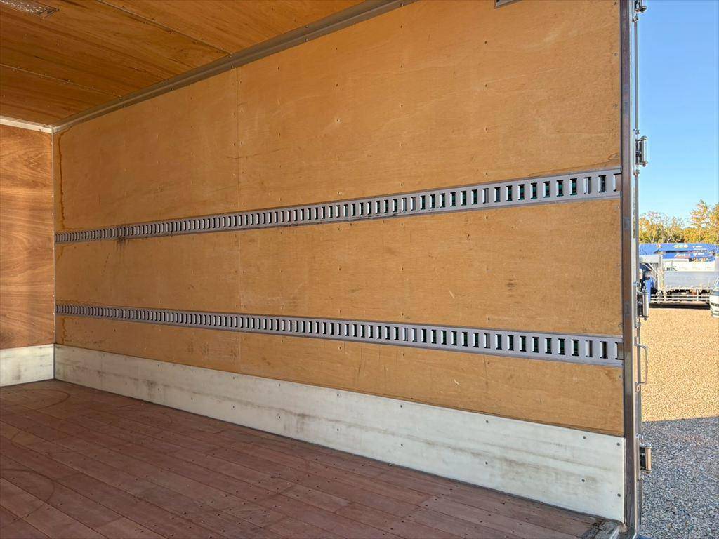 いすゞエルフアルミバン小型（2t・3t）[写真10]