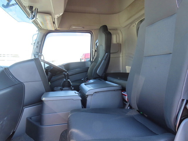 いすゞギガアルミウイング大型（10t）[写真20]