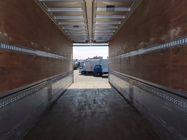 いすゞギガアルミウイング大型（10t）[写真30]