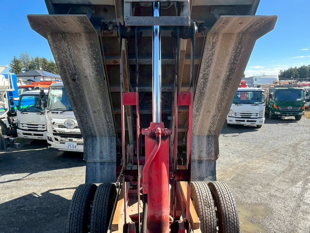 いすゞギガダンプ大型（10t）[写真26]