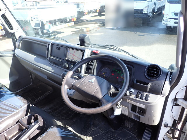 三菱ふそうキャンター平ボディ小型（2t・3t）[写真30]