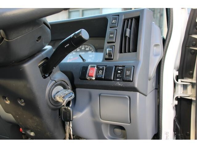 いすゞエルフアルミバン小型（2t・3t）[写真32]