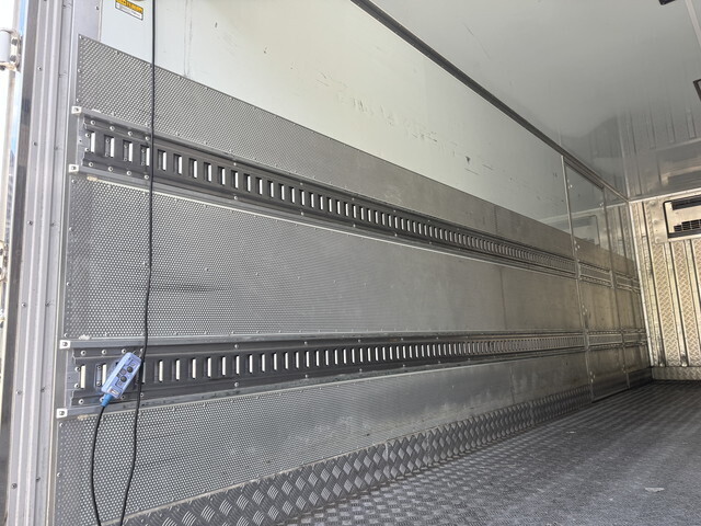 日野レンジャー冷蔵冷凍ウイング中型（4t）[写真10]