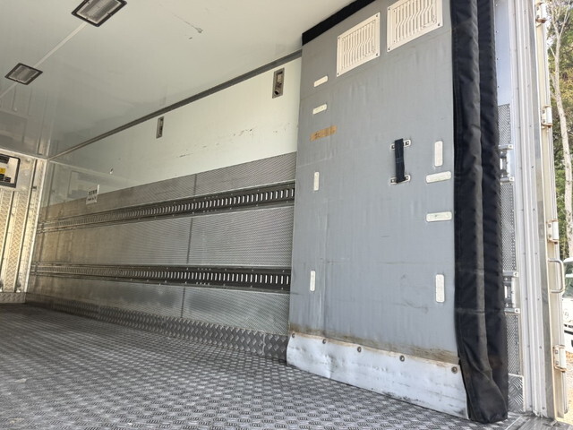 日野レンジャー冷蔵冷凍ウイング中型（4t）[写真11]