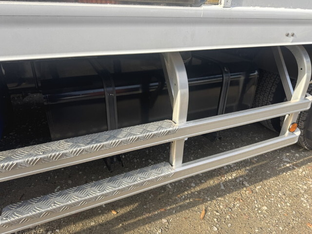 日野レンジャー冷蔵冷凍ウイング中型（4t）[写真31]