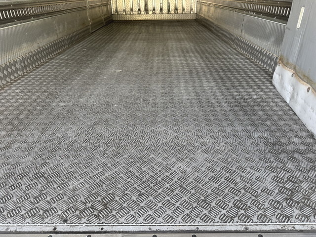 日野レンジャー冷蔵冷凍ウイング中型（4t）[写真09]