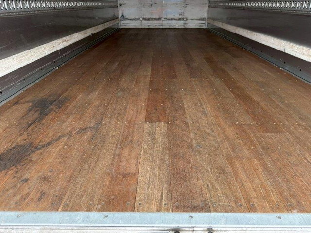 三菱ふそうファイターアルミウイング中型（4t）[写真12]