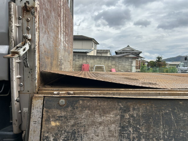 三菱ふそうキャンター平ボディ小型（2t・3t）[写真16]