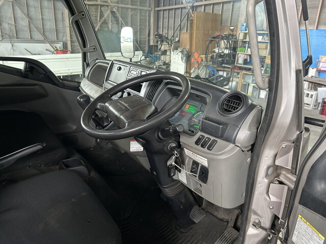 三菱ふそうキャンター平ボディ小型（2t・3t）[写真32]