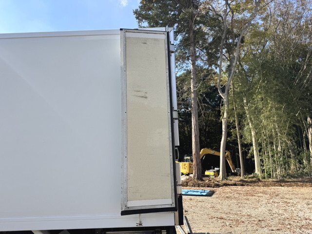 いすゞエルフ冷凍車（冷蔵車）小型（2t・3t）[写真15]